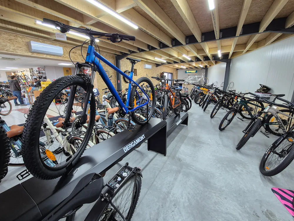 Un vaste choix dans le show room RJ Cycles.